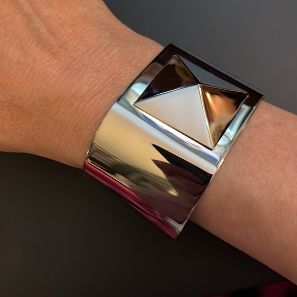 Stainless steel pyramid cuff - Picture 10 of 14